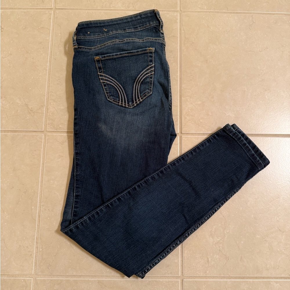 Hollister Super Skinny jeans in a dark wash- size 5S W27 L29
